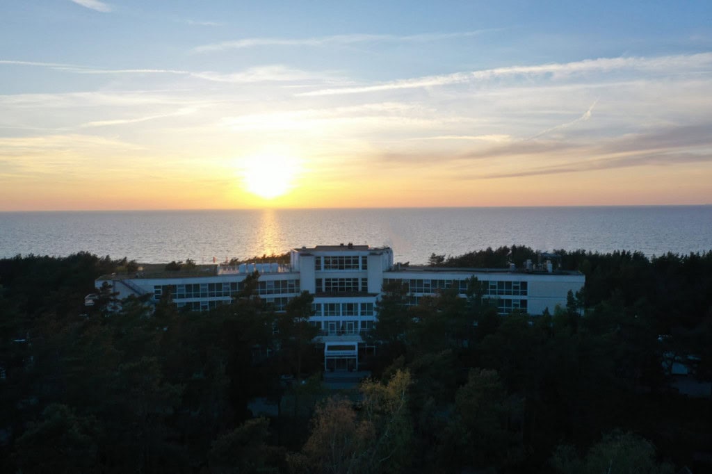 Vorderfront und Eingang des Strandhotel Fischlands