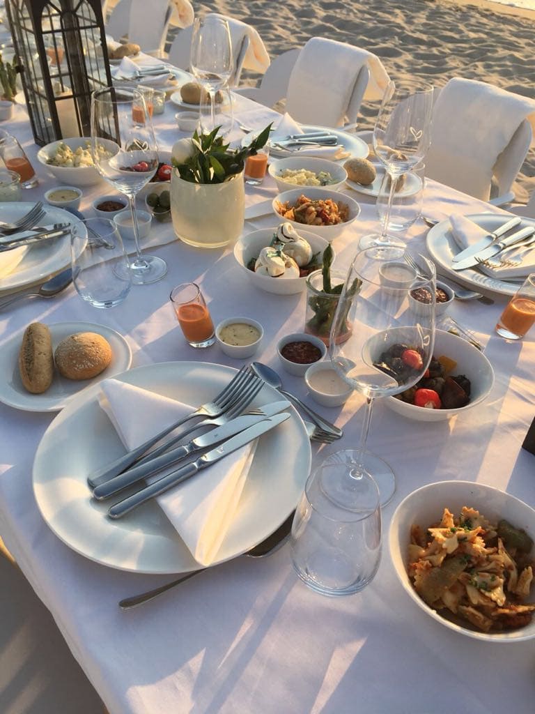 gedeckter Tisch mit Essen am Strand des Strandhotel Fischlands