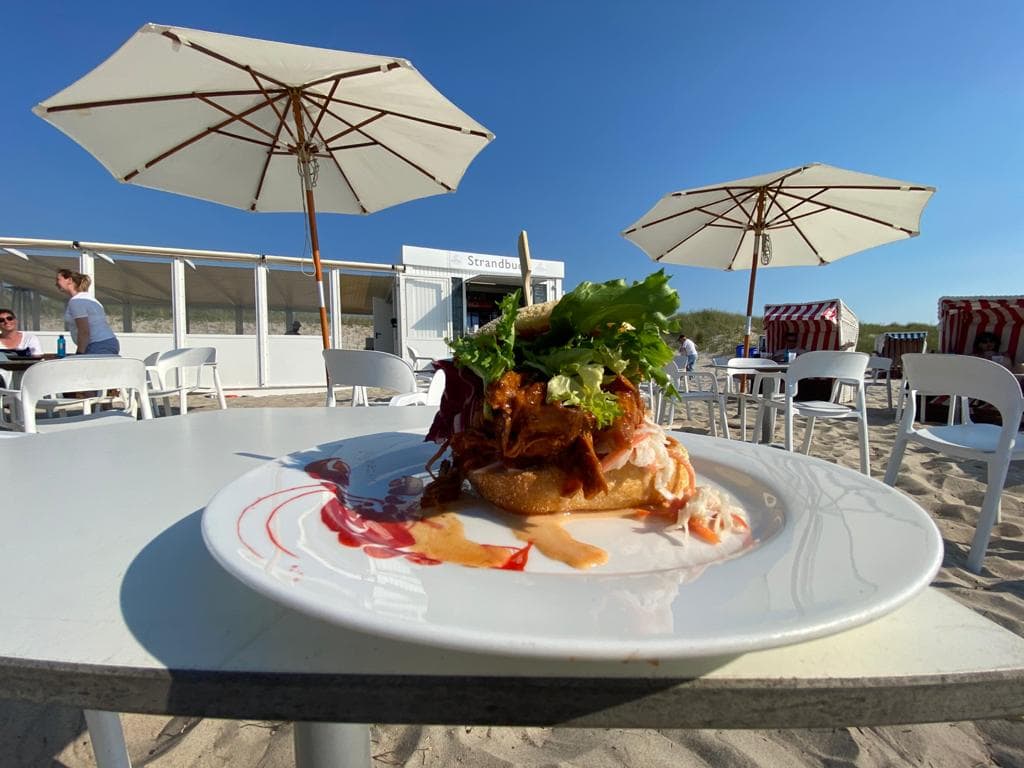 Burger an der Strandbude des Strandhotel Fischlands