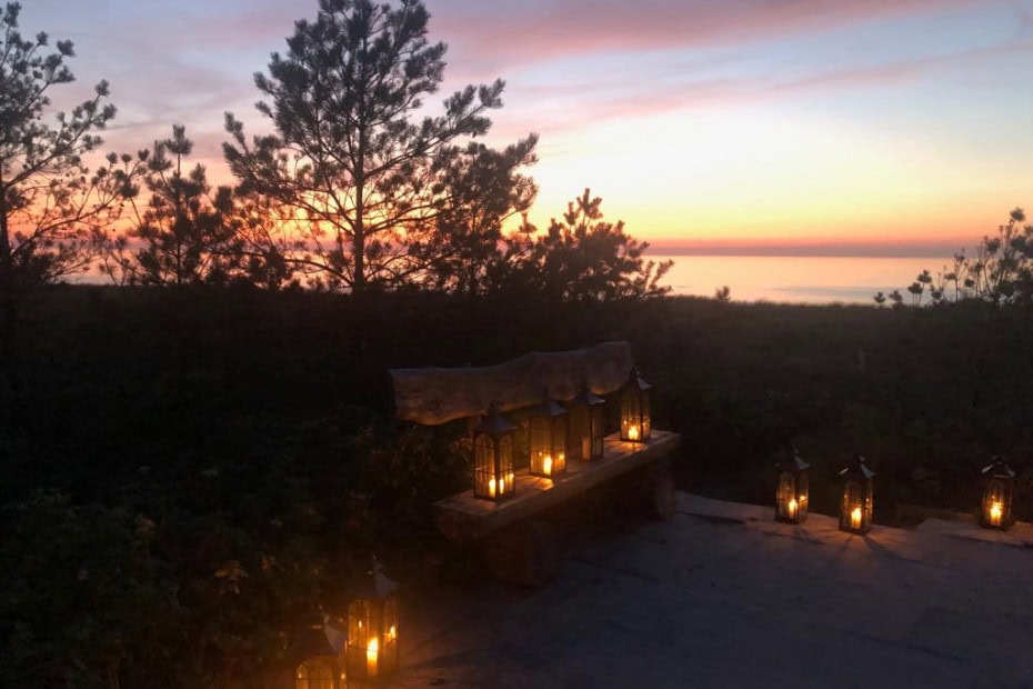Bank mit Laternen bei Sonnenuntergang im Strandhotel Fischland