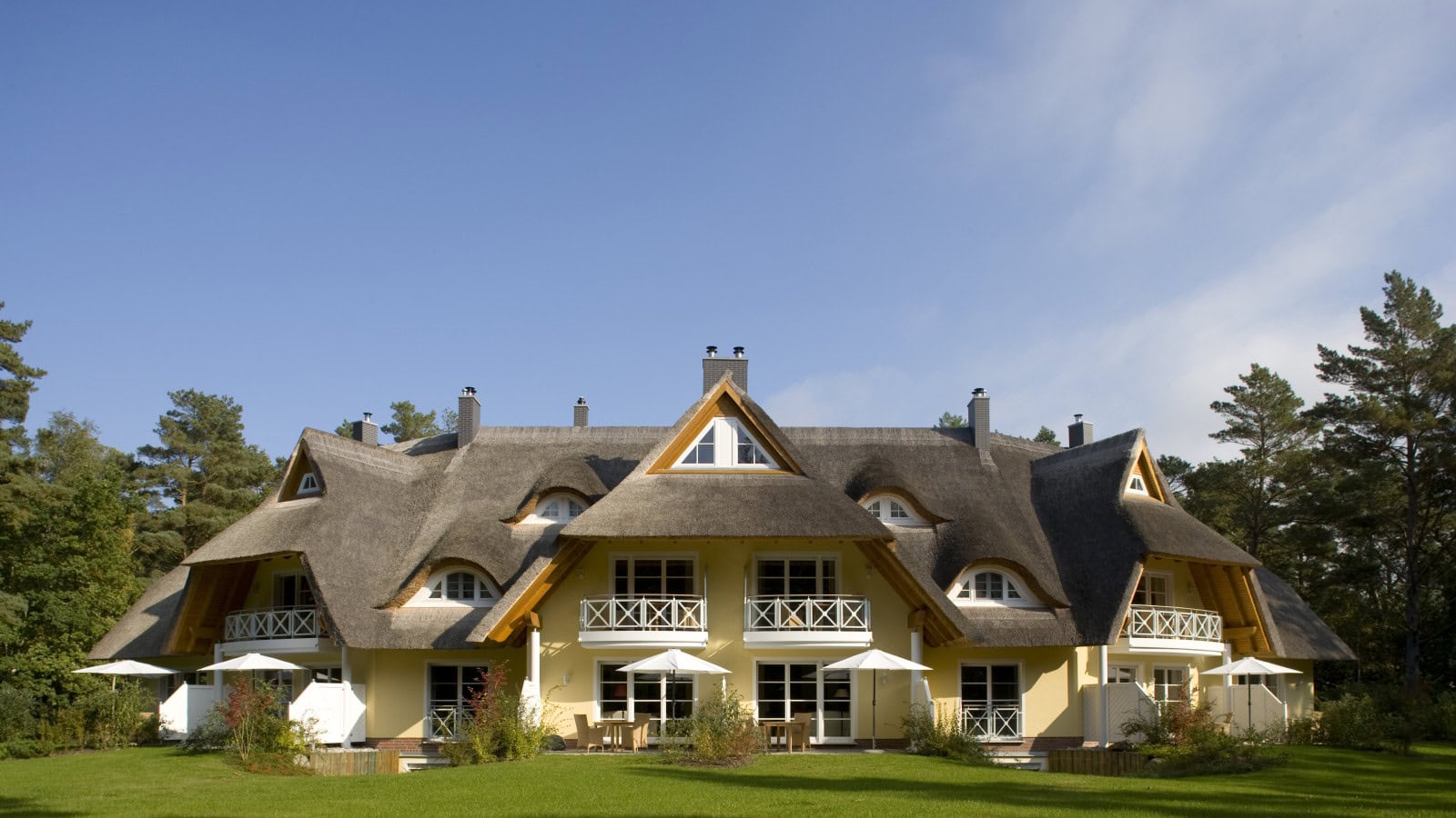 Außenansicht des Apartmenthaus "Sonne" im Strandhotel Fischland