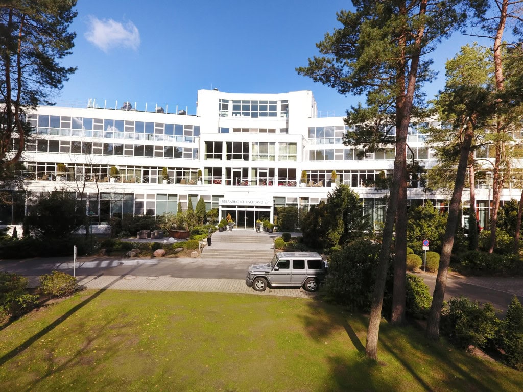 Vorderfront und Eingang des Strandhotel Fischlands