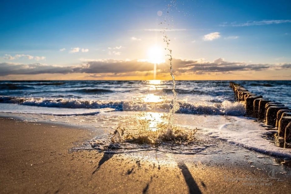 Ostsee und Buhnen bei Sonnenuntergang