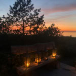 Bank mit Laternen bei Sonnenuntergang im Strandhotel Fischland