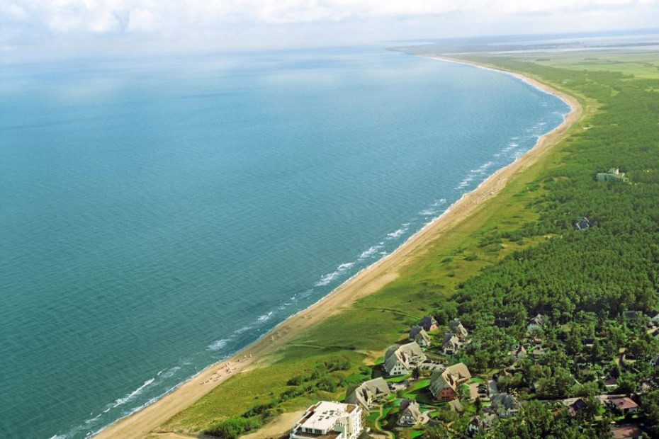 Strandhotel Fischland und Strandhotel Dünenmeer mit Ostsee von oben