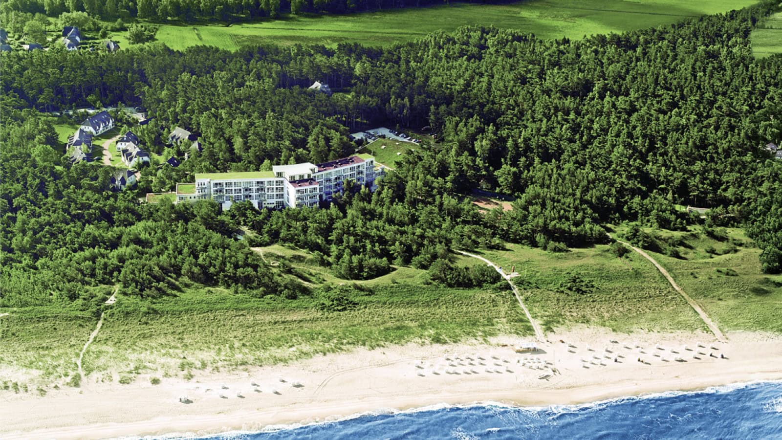 Strandhotel Fischland und Küstenwald von oben