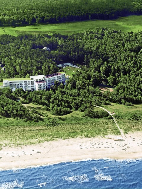 Strandhotel Fischland und Küstenwald von oben