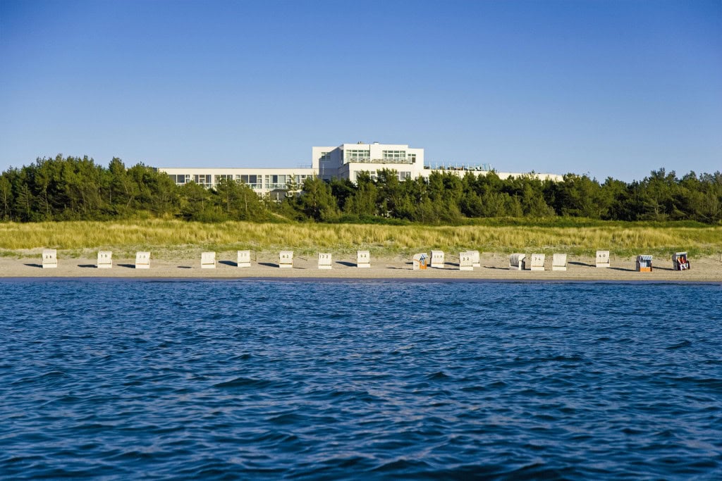 Ostsee und Strandkörbe mit Blick auf die Seeseite des Strandhotel Fischlands