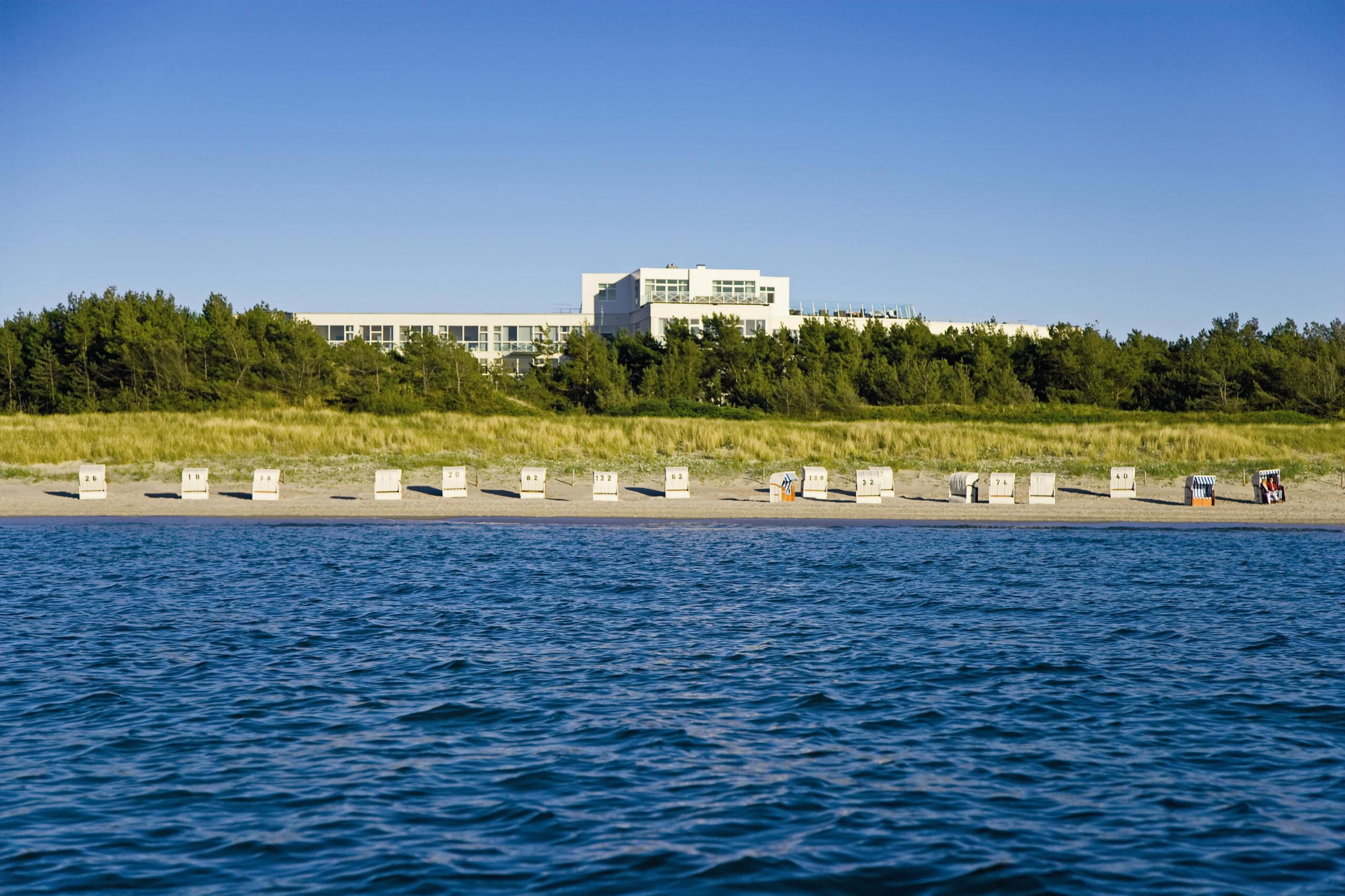 Ostsee und Strandkörbe mit Blick auf die Seeseite des Strandhotel Fischlands