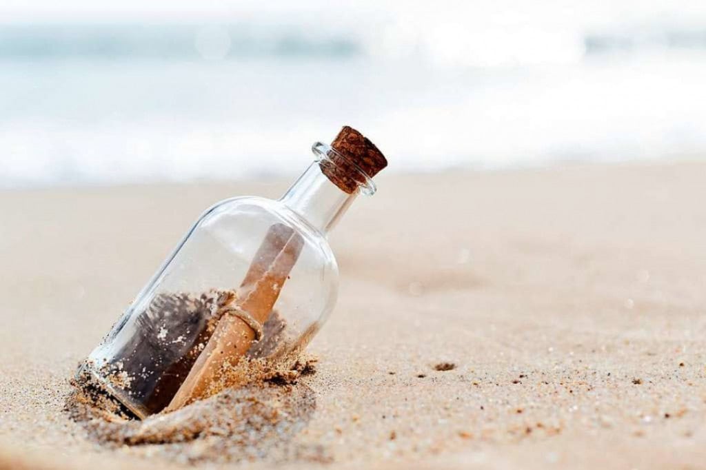 Flaschenpost am Strand der Ostsee