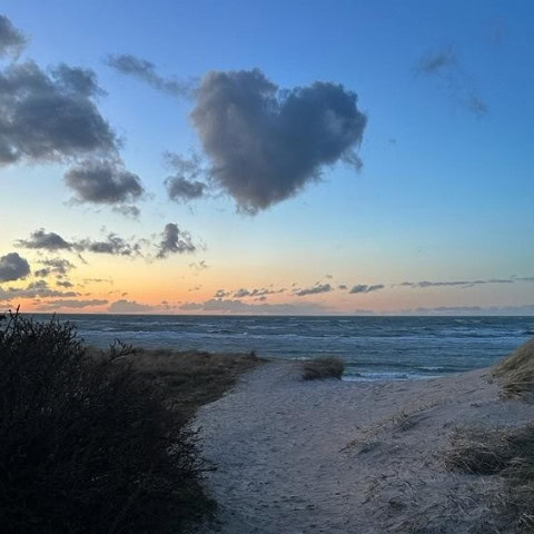 Düne bei Sonnenuntergang an der Ostsee mit Herz-Wolke