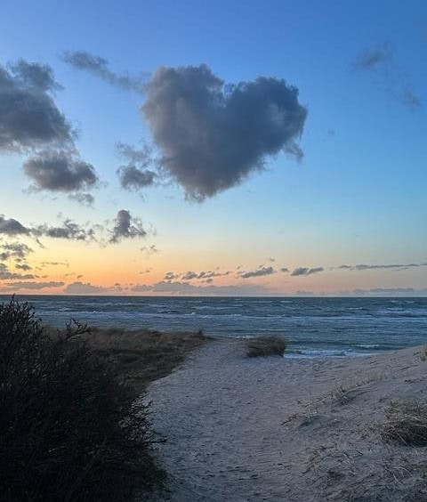 Düne bei Sonnenuntergang an der Ostsee mit Herz-Wolke