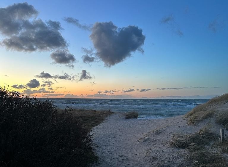 Düne bei Sonnenuntergang an der Ostsee mit Herz-Wolke