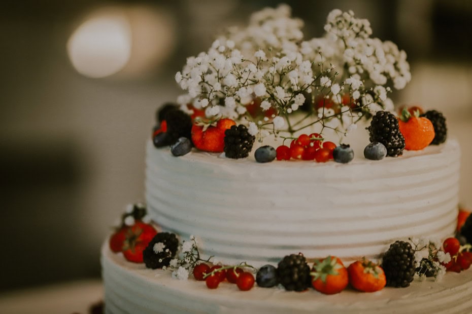 dreistöckige Hochzeitstorte mit frischen Beeren im Strandhotel Fischland