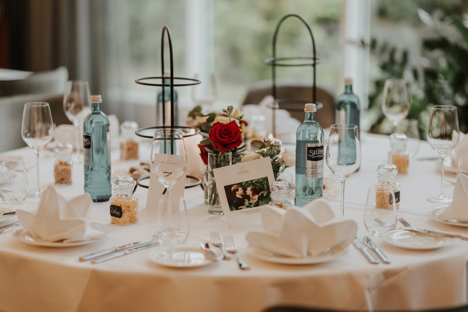 Tisch mit Menükarte und Blumendekoration im Strandhotel Fischland