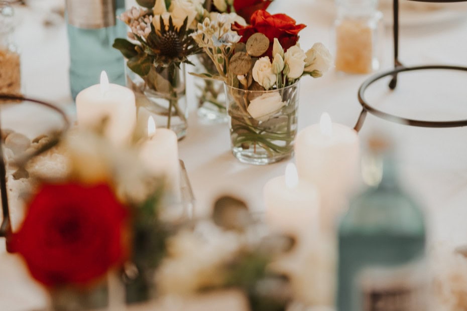 Tisch mit Menükarte und Blumendekoration im Strandhotel Fischland