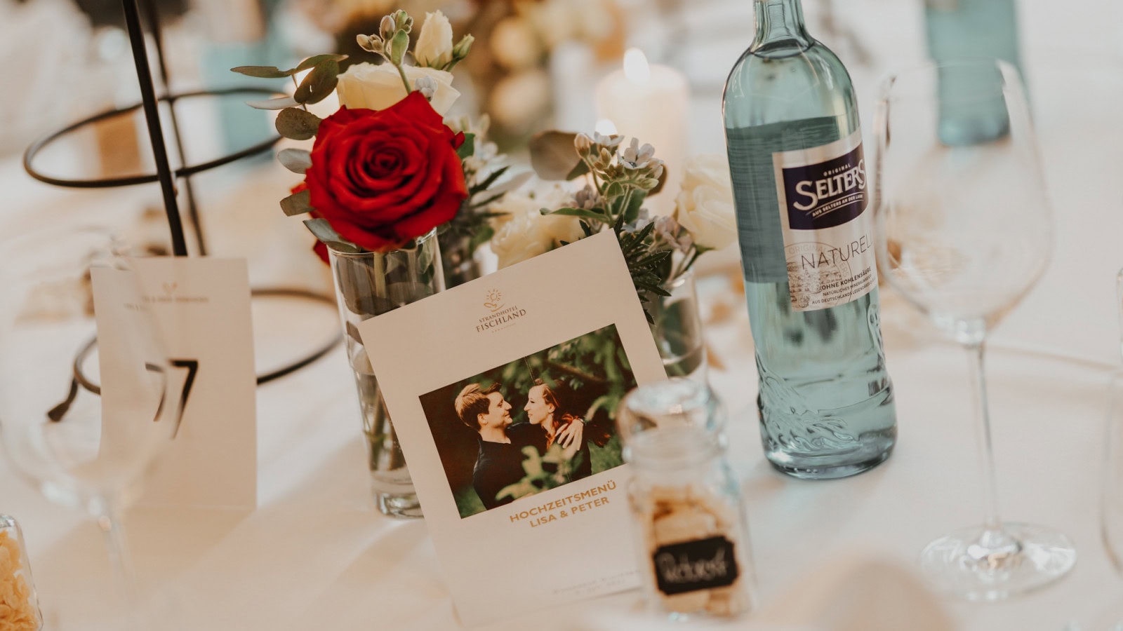 Tisch mit Menükarte und Blumendekoration im Strandhotel Fischland