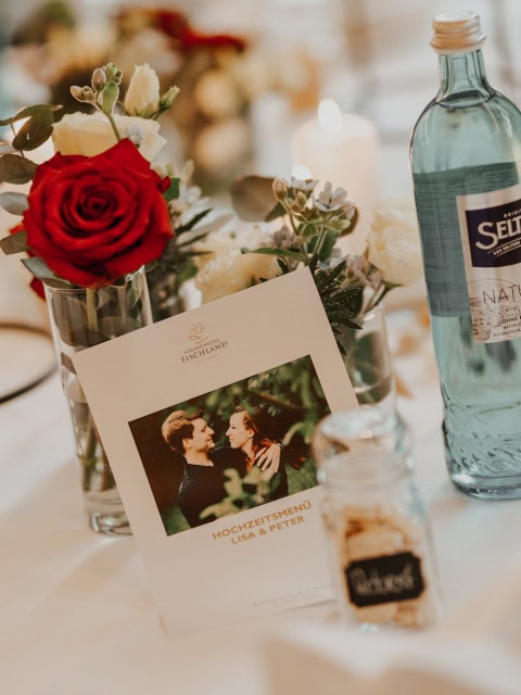 Tisch mit Menükarte und Blumendekoration im Strandhotel Fischland