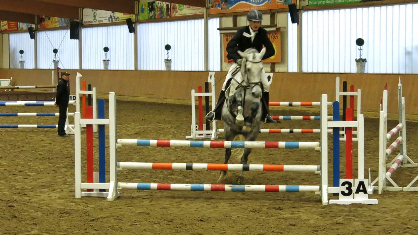 Reiterin mit Pferd beim Springreiten im Strandhotel Fischland