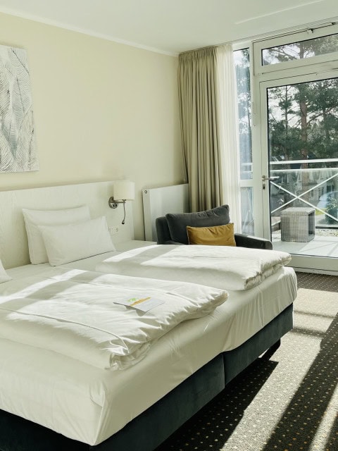 Doppelzimmer mit Blick in den Küstenwald im Strandhotel Fischland