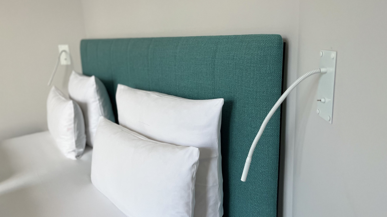 Doppelbett in einer Meerblick-Suite im Strandhotel Fischland