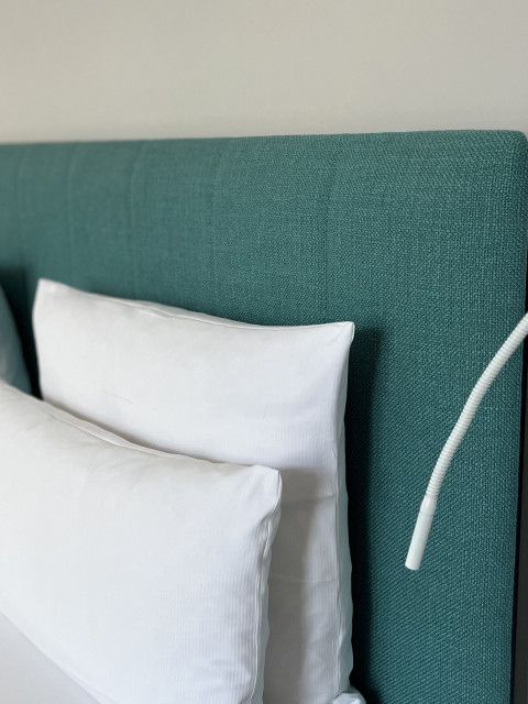 Doppelbett in einer Meerblick-Suite im Strandhotel Fischland