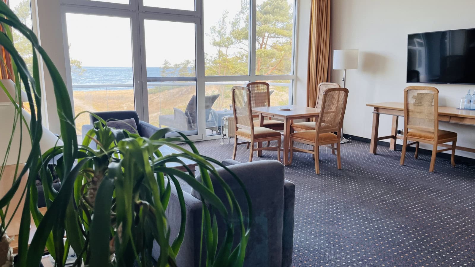 Wohnbereich mit Meerblick in einer Suite im Strandhotel Fischland