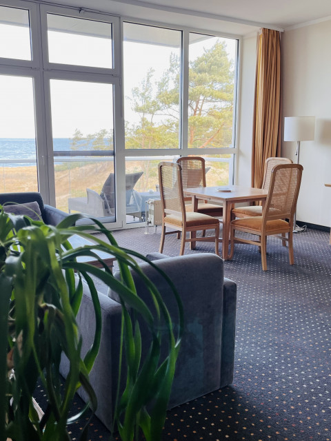 Wohnbereich mit Meerblick in einer Suite im Strandhotel Fischland