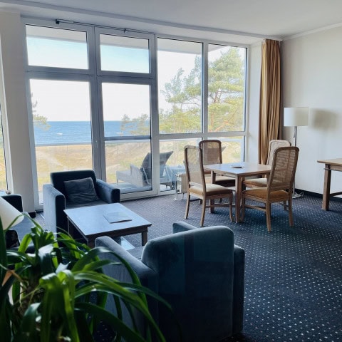 Wohnbereich mit Meerblick in einer Suite im Strandhotel Fischland