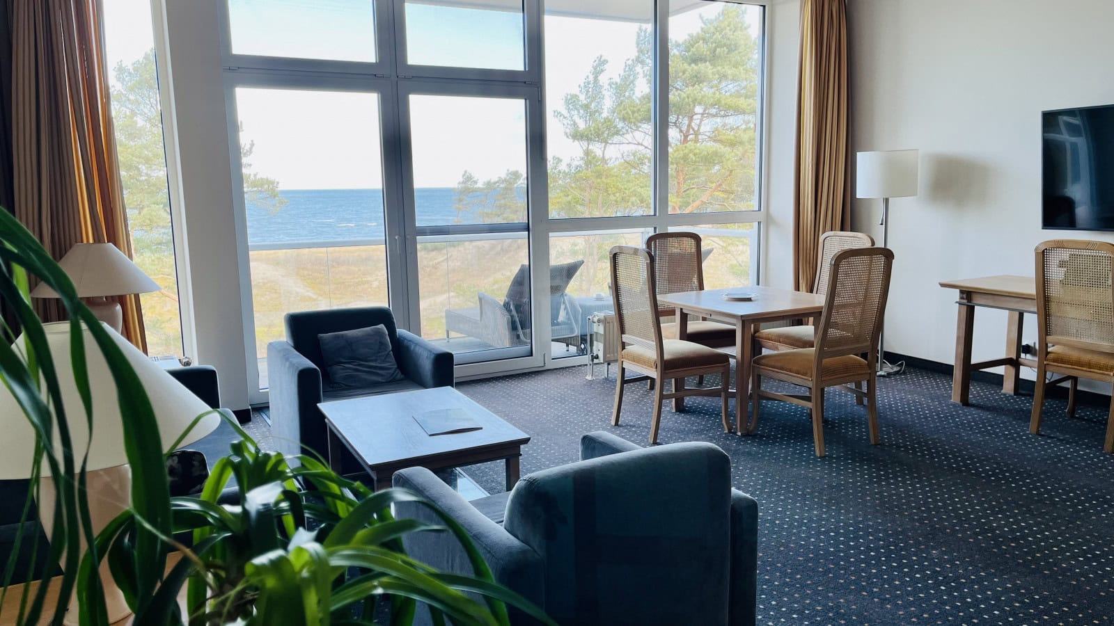 Wohnbereich mit Meerblick in einer Suite im Strandhotel Fischland