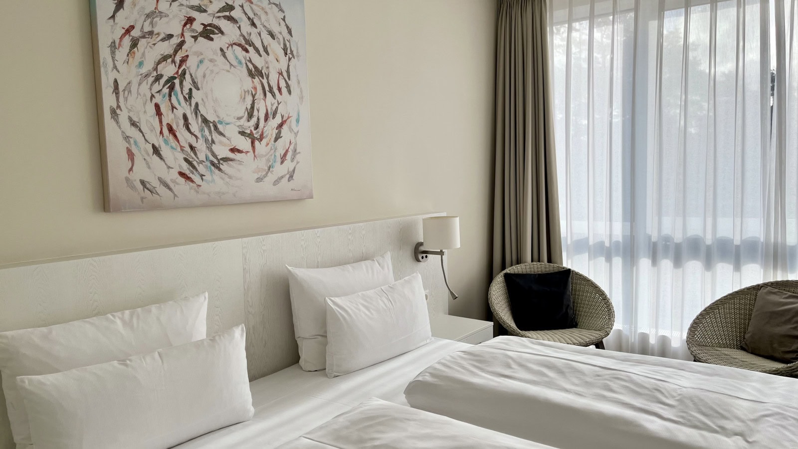 Schlafzimmer mit Doppelbett und Fernseher im Strandhotel Fischland
