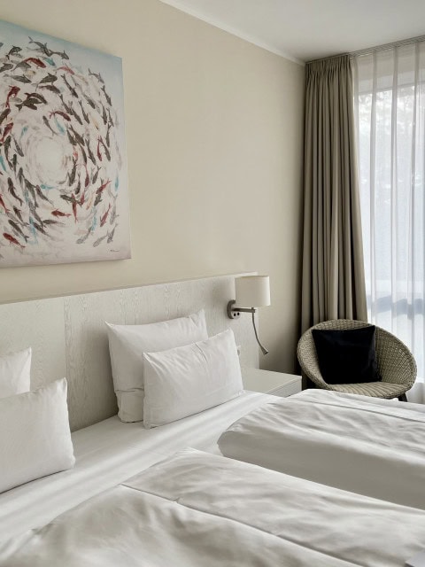 Schlafzimmer mit Doppelbett und Fernseher im Strandhotel Fischland