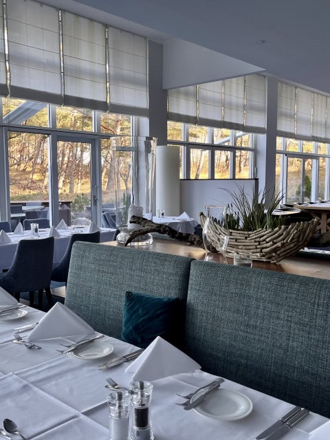 gedeckte Tafeln im Restaurant im Strandhotel Fischland
