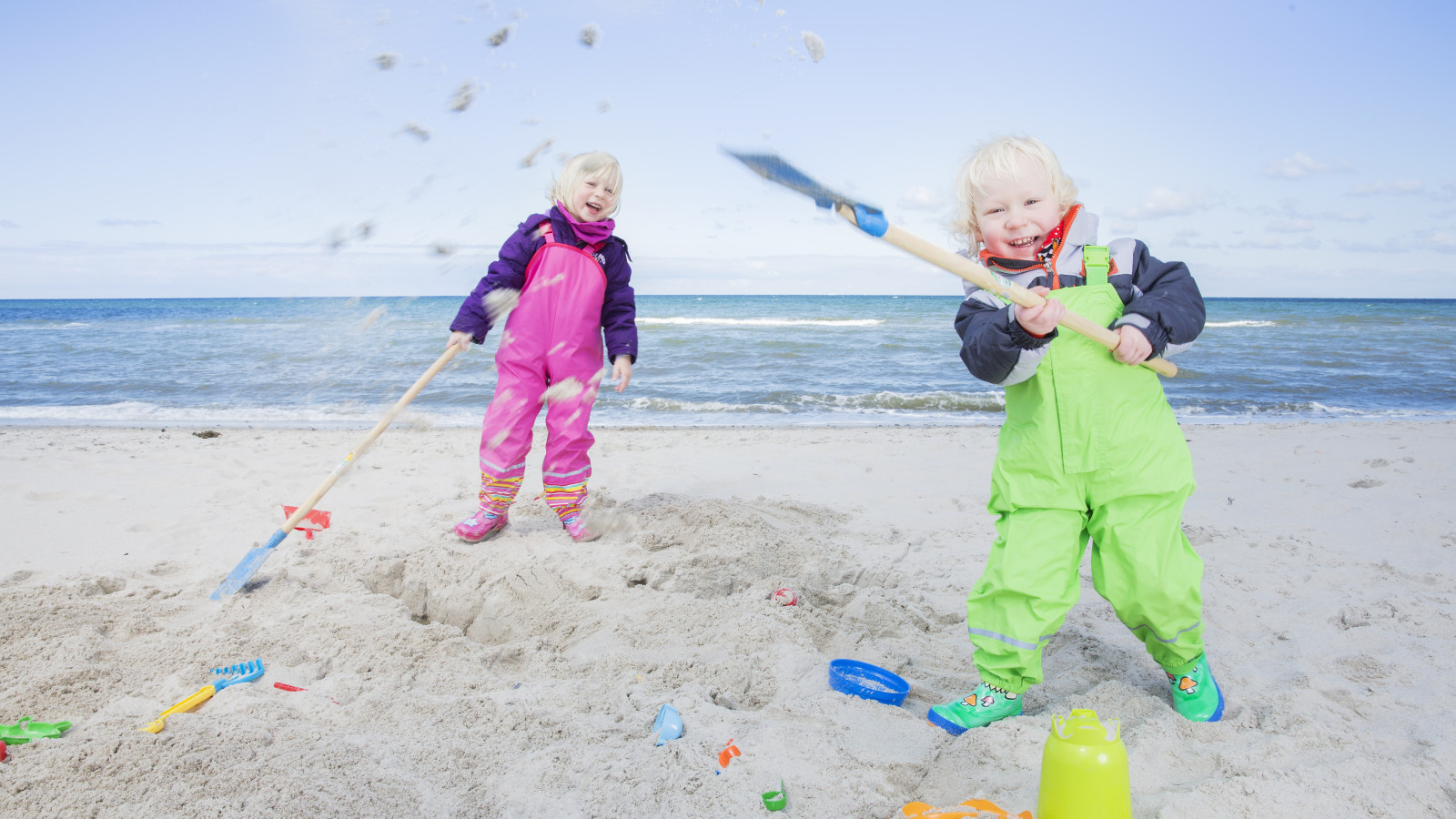 Kinder im Sand an der Ostsee