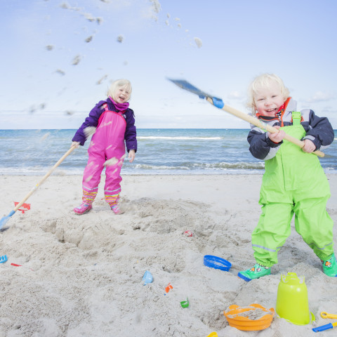 Kinder im Sand an der Ostsee