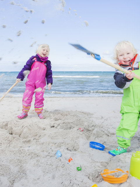 Kinder im Sand an der Ostsee