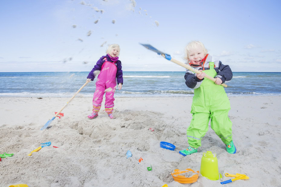 Kinder im Sand an der Ostsee