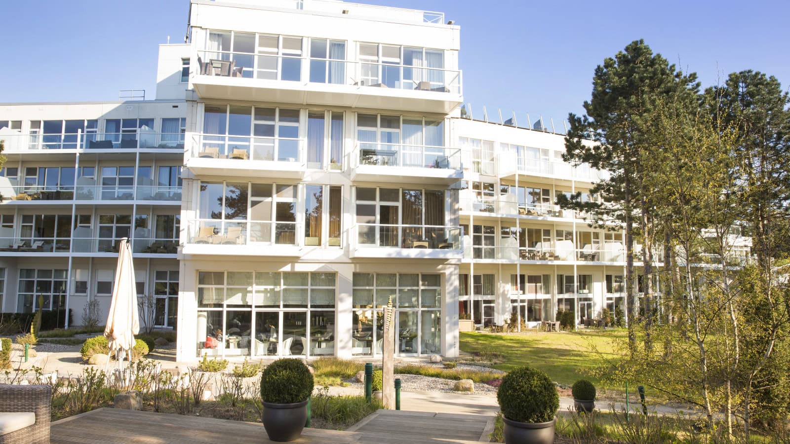 Außenansicht der Meerseite des Strandhotel Fischlands