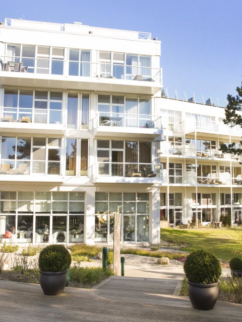 Außenansicht der Meerseite des Strandhotel Fischlands