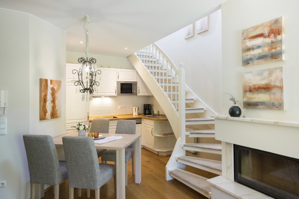 Küche in einer Maisonette-Ferienwohnung im Apartmenthaus "Sonne" des Strandhotel Fischlands