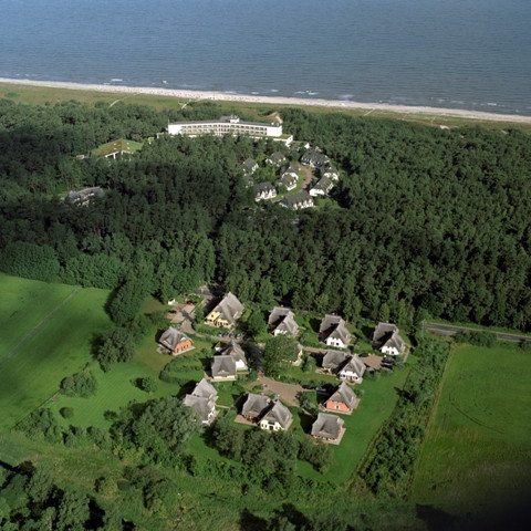 Luftbild des Strandhotel Dünenmeers sowie der Ferienwohnungen und -häuser