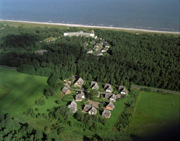 Luftbild des Strandhotel Dünenmeers sowie der Ferienwohnungen und -häuser