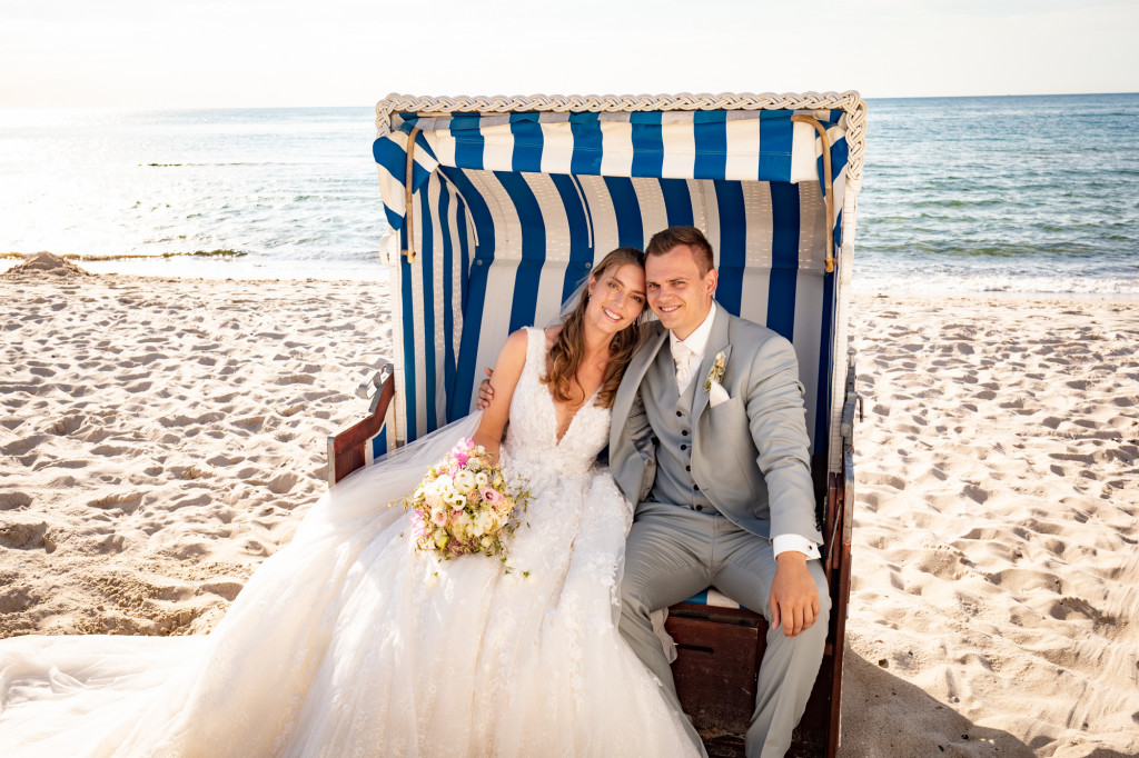 Brautpaar im Strandkorb des Strandhotel Fischlands