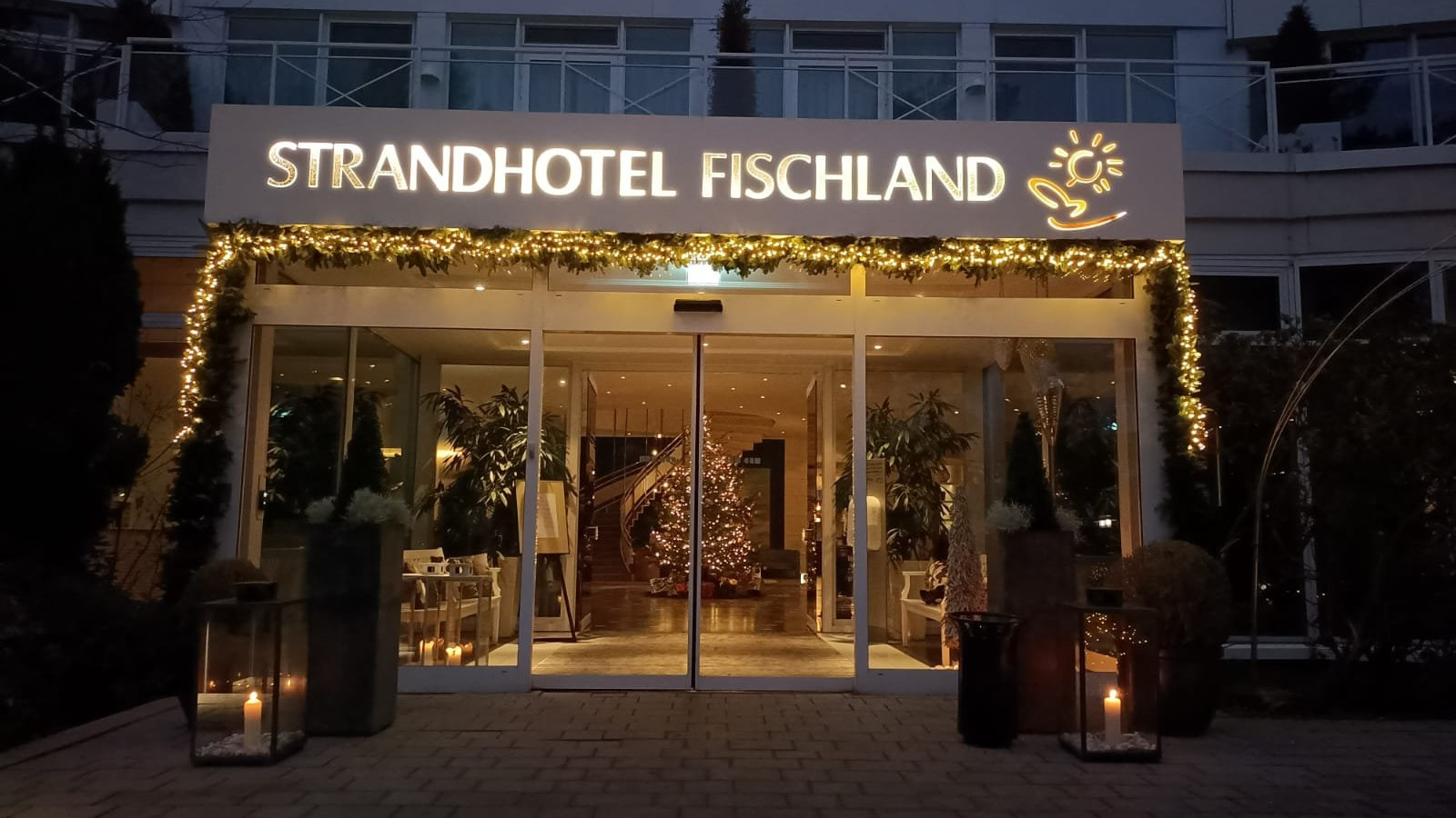 Weihnachtlich geschmückter Eingang des Strandhotel Fischlands
