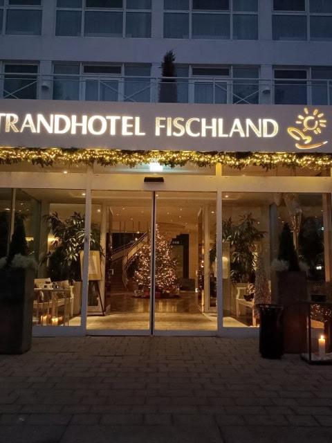 Weihnachtlich geschmückter Eingang des Strandhotel Fischlands