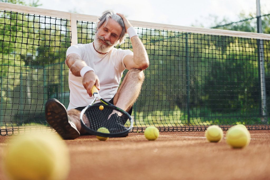 Tennisspieler auf Tennisplatz im Strandhotel Fischland