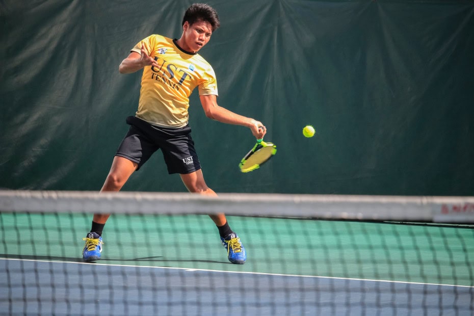 Junge beim Tennisspielen im Strandhotel Fischland