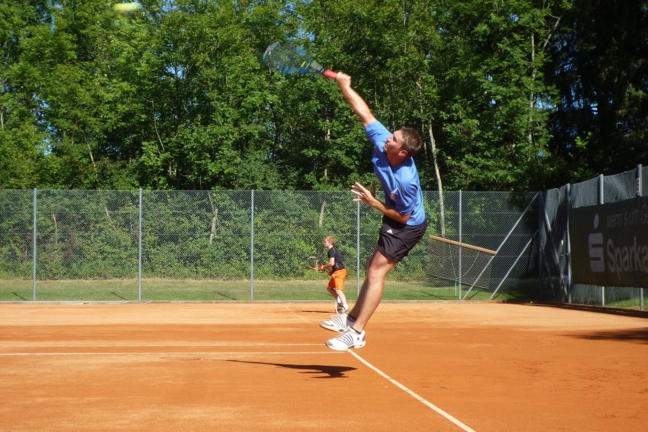 Herren beim Tennisspielen im Strandhotel Fischland