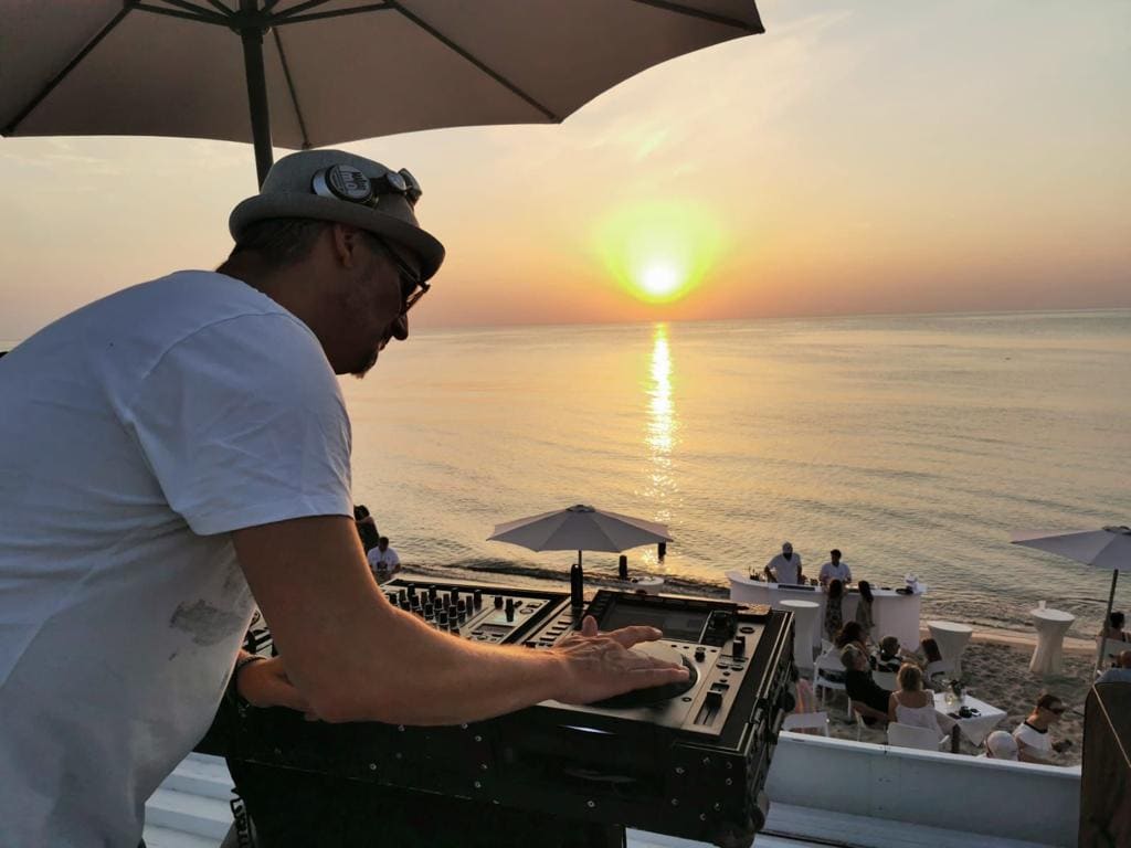 DJ bei der Beachparty des Strandhotel Fischlands