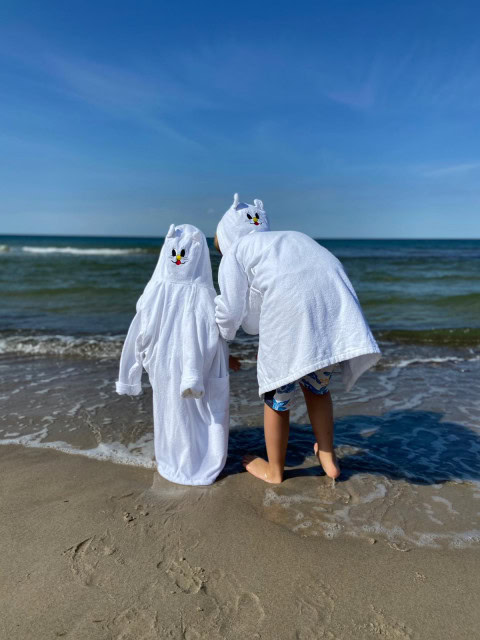 Kinder im Bademantel am Strand vom Strandhotel Fischland